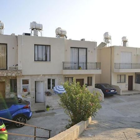Isabella Court Townhouse Near Venus Beach And Lidl Paphos Exterior foto