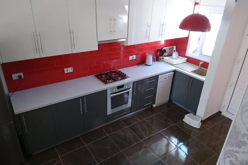 Isabella Court Townhouse Near Venus Beach And Lidl Paphos Exterior foto