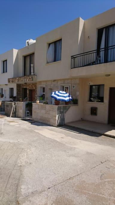 Isabella Court Townhouse Near Venus Beach And Lidl Paphos Exterior foto